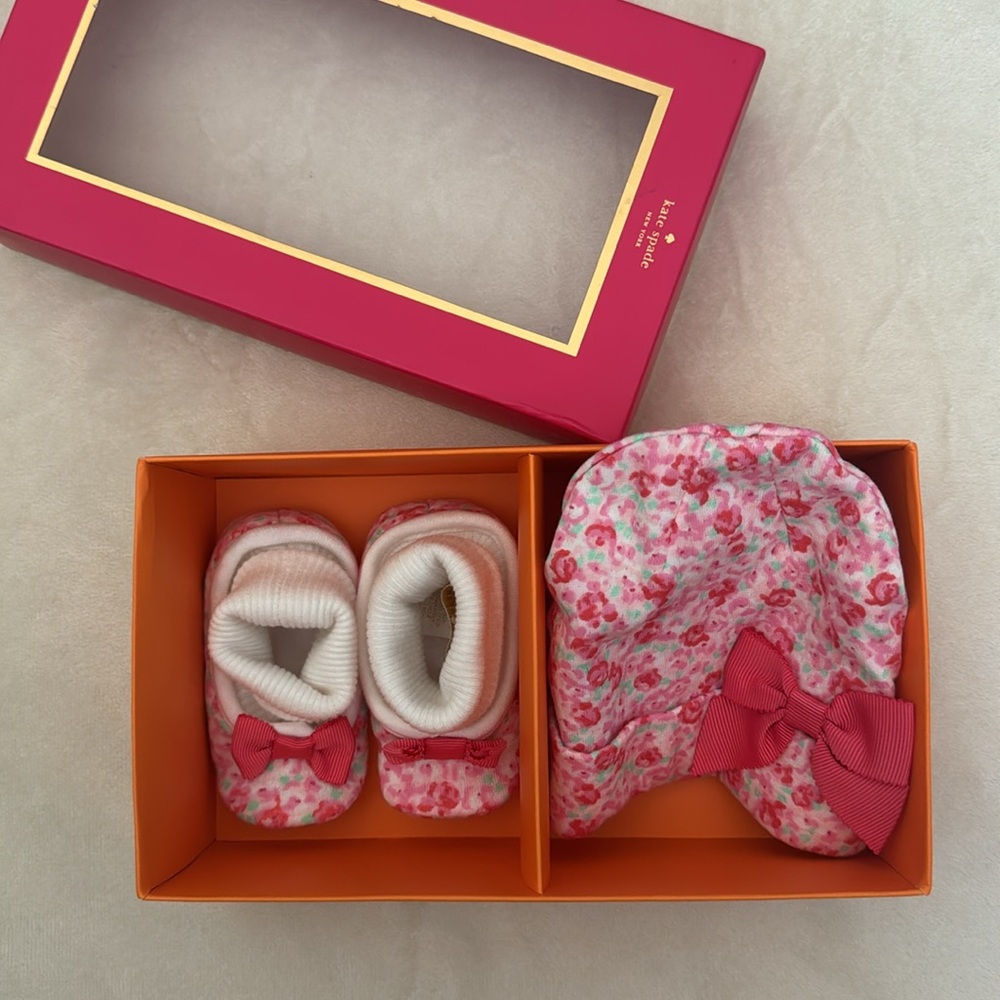 Kate Spade Cap and Bootie Gift Set - Ditzy Field (One Size)